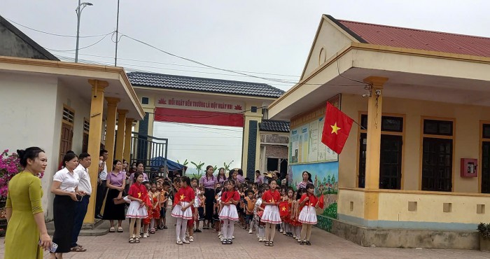 Sinh hoạt dưới cờ: Chào đón các em 5 tuổi trường Mầm non Diễn Tân