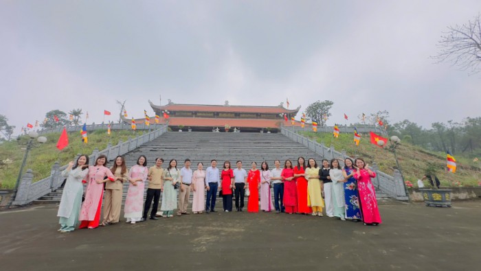 TẬP THỂ CB,GV,NV TRƯỜNG TIỂU HỌC DIỄN TÂN TẠI CHÂN ĐỀN LINH SƠN