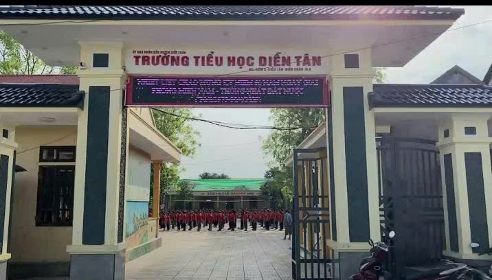 gen n Cổng trường