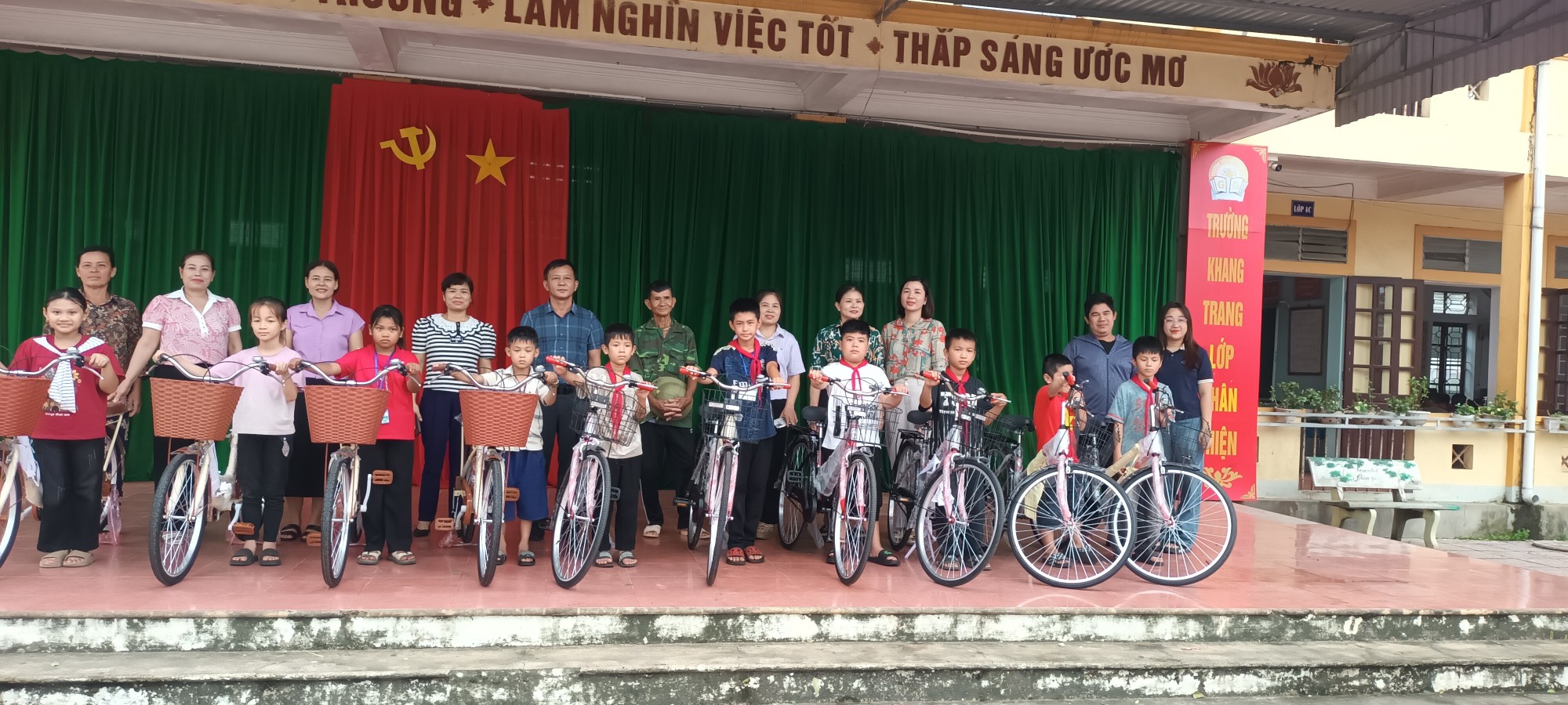 Chương trình tặng quà xe đạp"Tiếp sức đến trường" năm học 2025-2026