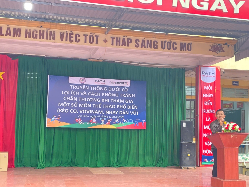 Thầy giáo Hiệu trưởng nhà trường Nguyễn Văn Siếu phát biểu chỉ đạo