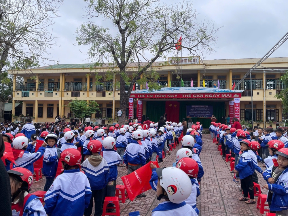 Tất cả học sinh lớp 1 đều được nhận mũ bảo hiểm