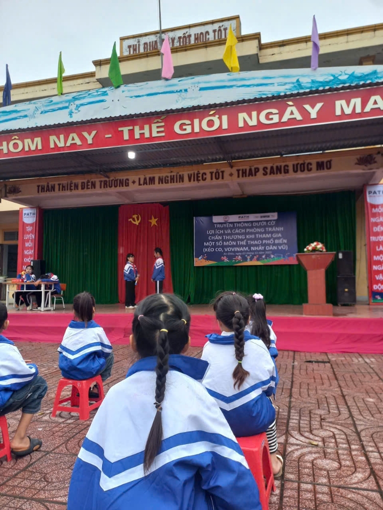 Các em học sinh chăm chú lắng nghe tiết mục văn nghệ được dàn dựng rất công phu của cô trò lớp 5A