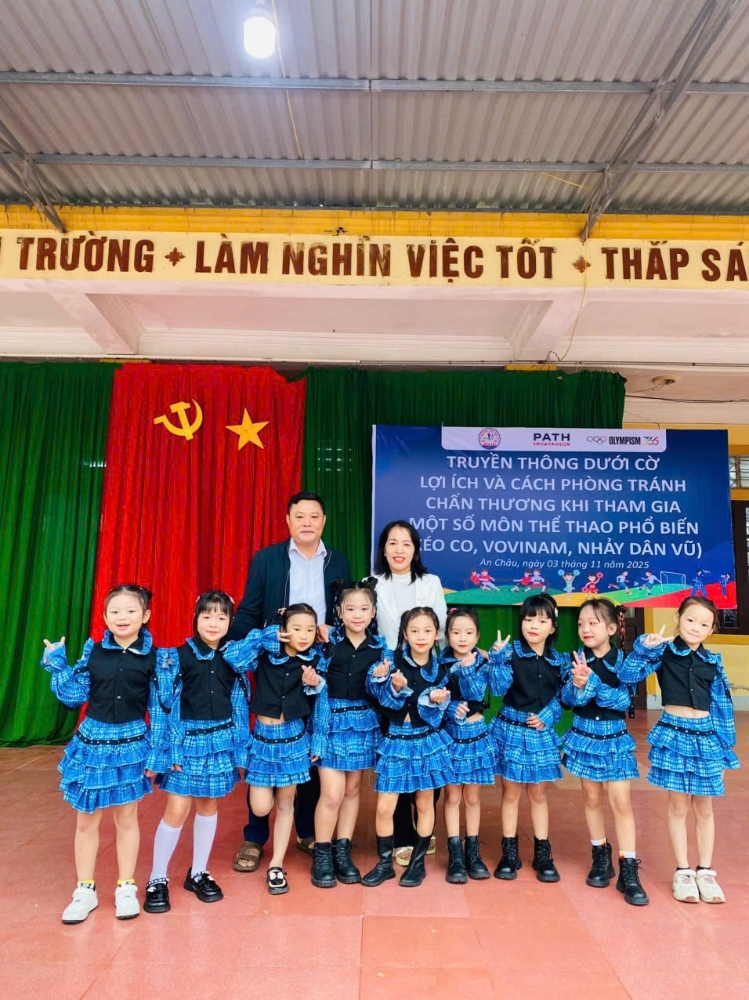 Thầy cô cùng nhóm múa siêu siêu yêu