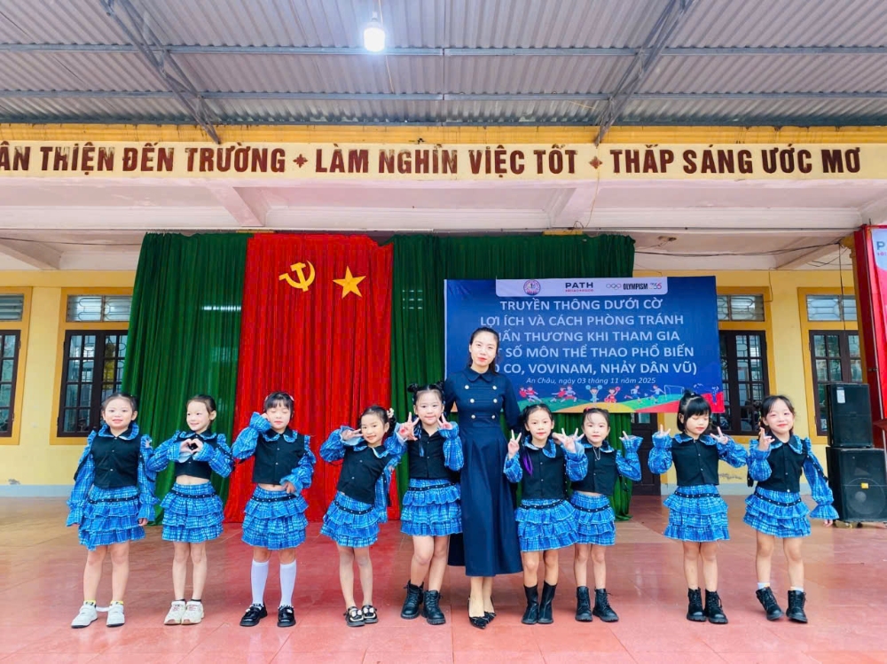 Cô trò lớp 2D lưu lại khoảnh khắc đẹp ở sân khấu