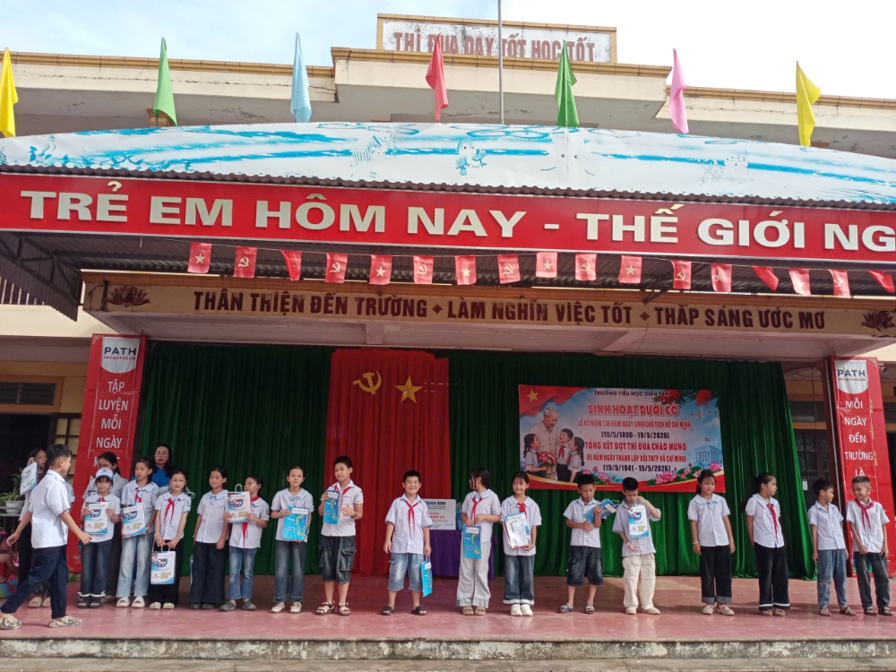 Hình ảnh Trung tâm Ocenedu trao quà cho học sinh